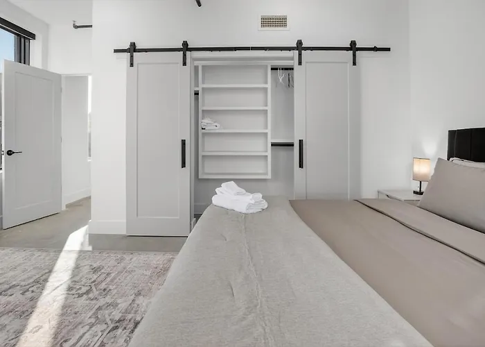 2br Stylish Beacon Retreat In Tulsa