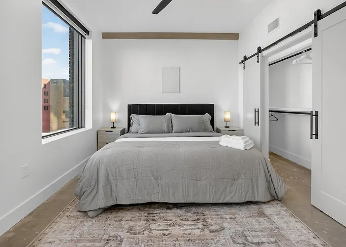 2br Stylish Beacon Retreat In Tulsa